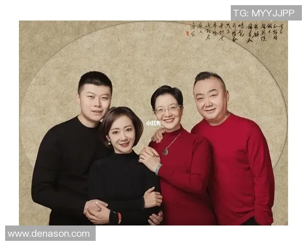 足球球星与家人温馨圣诞全家福合影分享幸福时刻